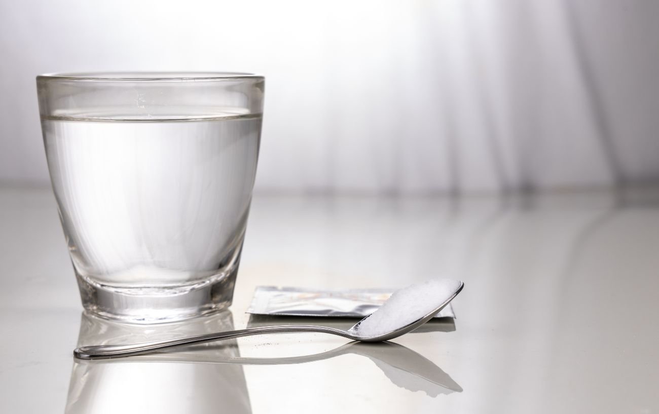 Un vaso de agua con electrolito en polvo.