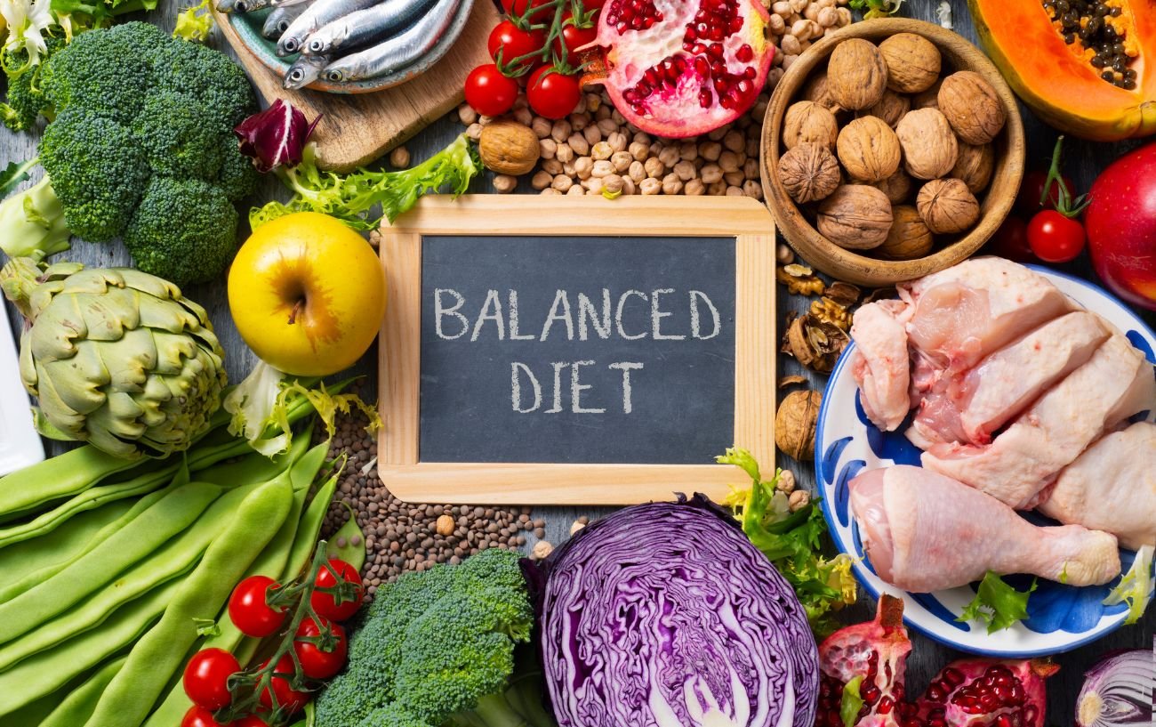 Una variedad de alimentos saludables para una dieta equilibrada.