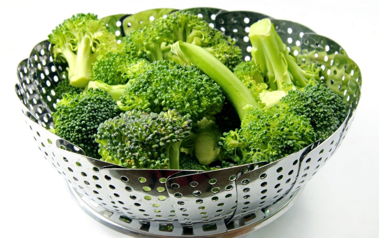 Brócoli en un recipiente de vapor.