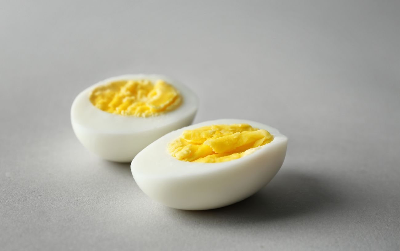 Un huevo cocido, un alimento permitido en la dieta militar de 3 días.