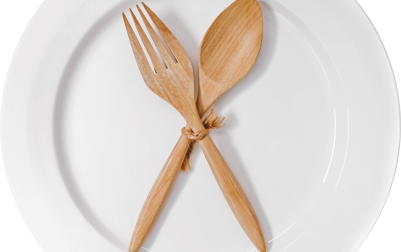 Un plato con un tenedor y una cuchara.