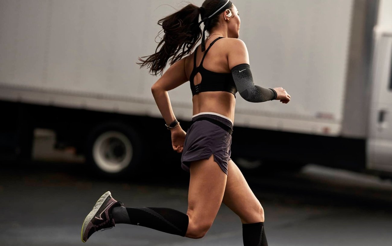 Mujer corriendo con manga de brazo para correr Nike