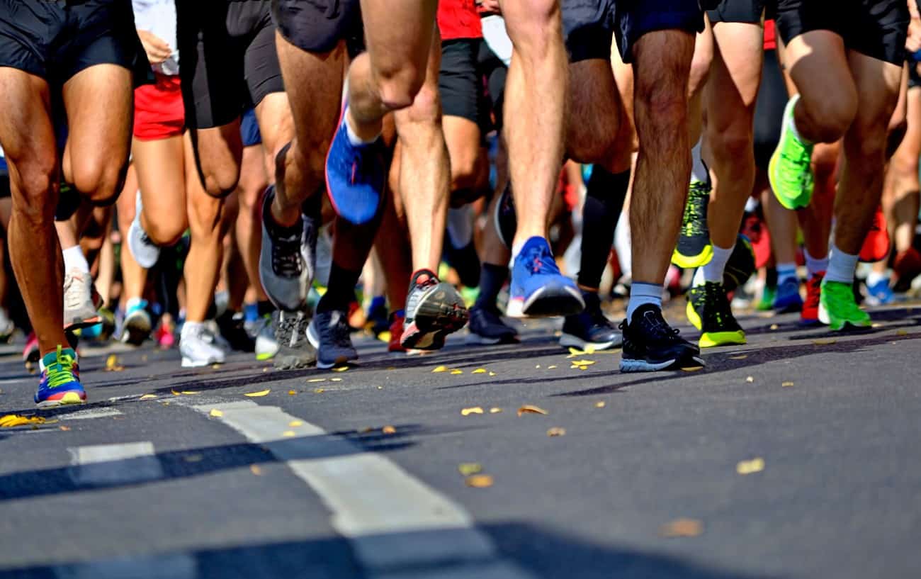 Un primer plano de las piernas de unas personas que corren una de las mejores medias maratones de Estados Unidos.