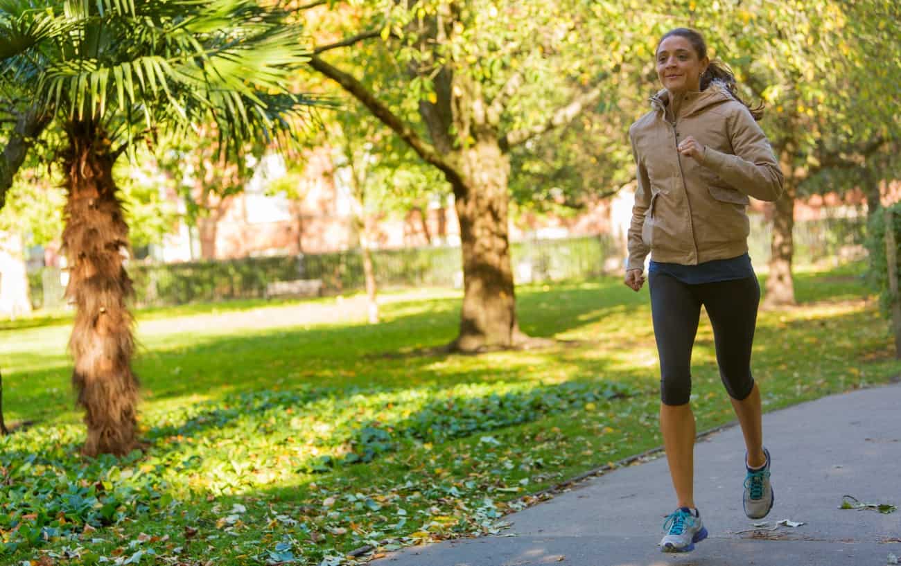 Una persona corriendo cómodamente en la mejor temperatura para correr.
