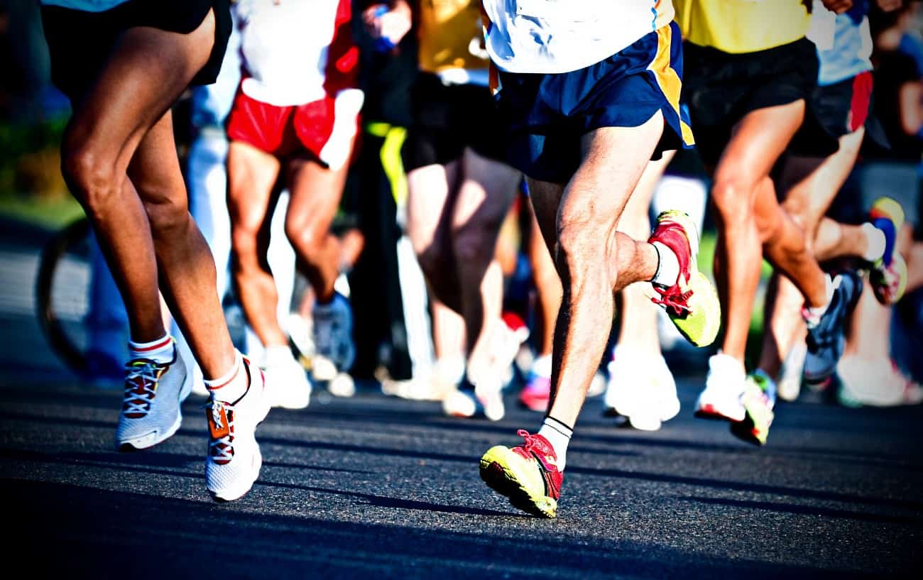 Gente corriendo un maratón.