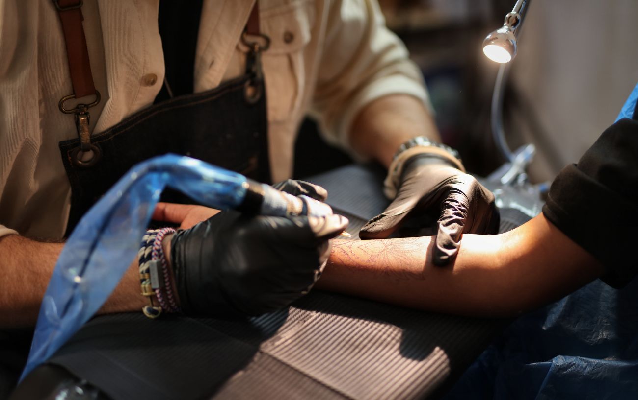 Una persona haciéndose un tatuaje en el brazo.