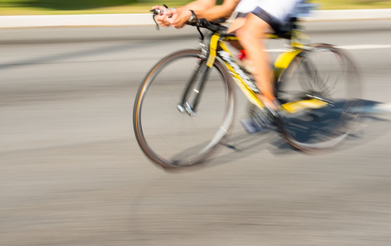 Un ciclista en bicicleta rápido.