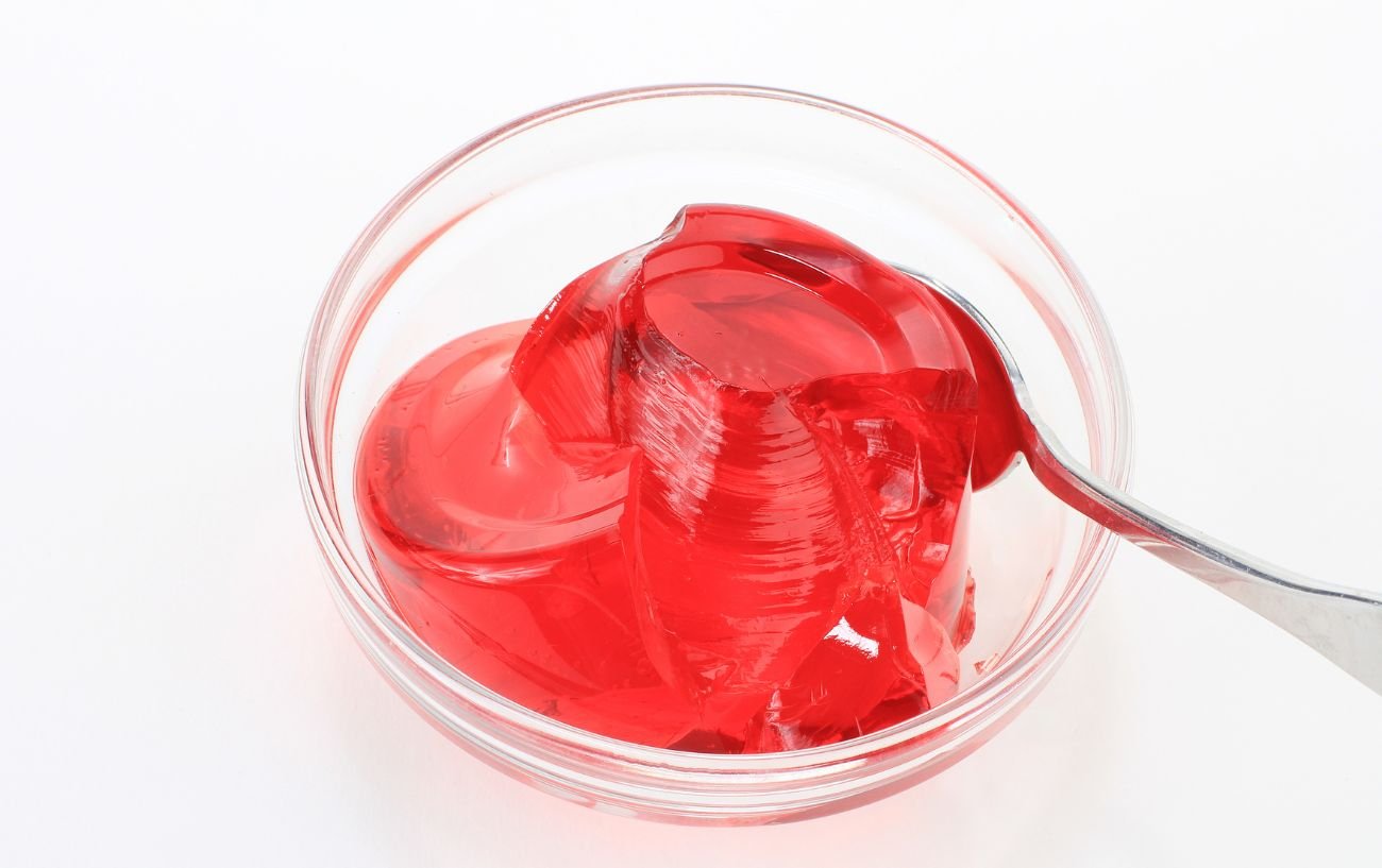 Un tazón de gelatina roja.