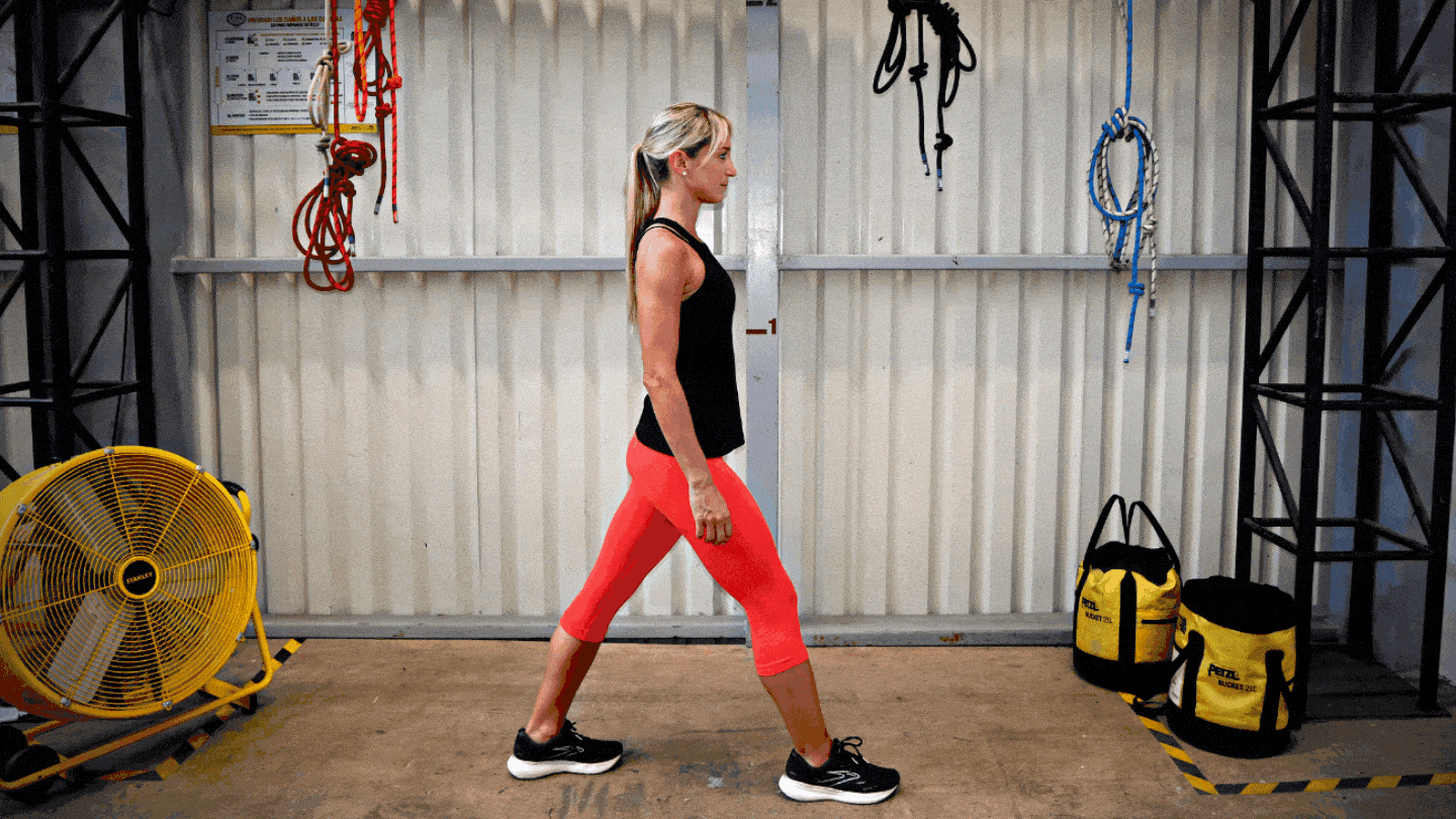 Estiramientos del flexor de la cadera para corredores: una mujer haciendo una estocada lateral de pie