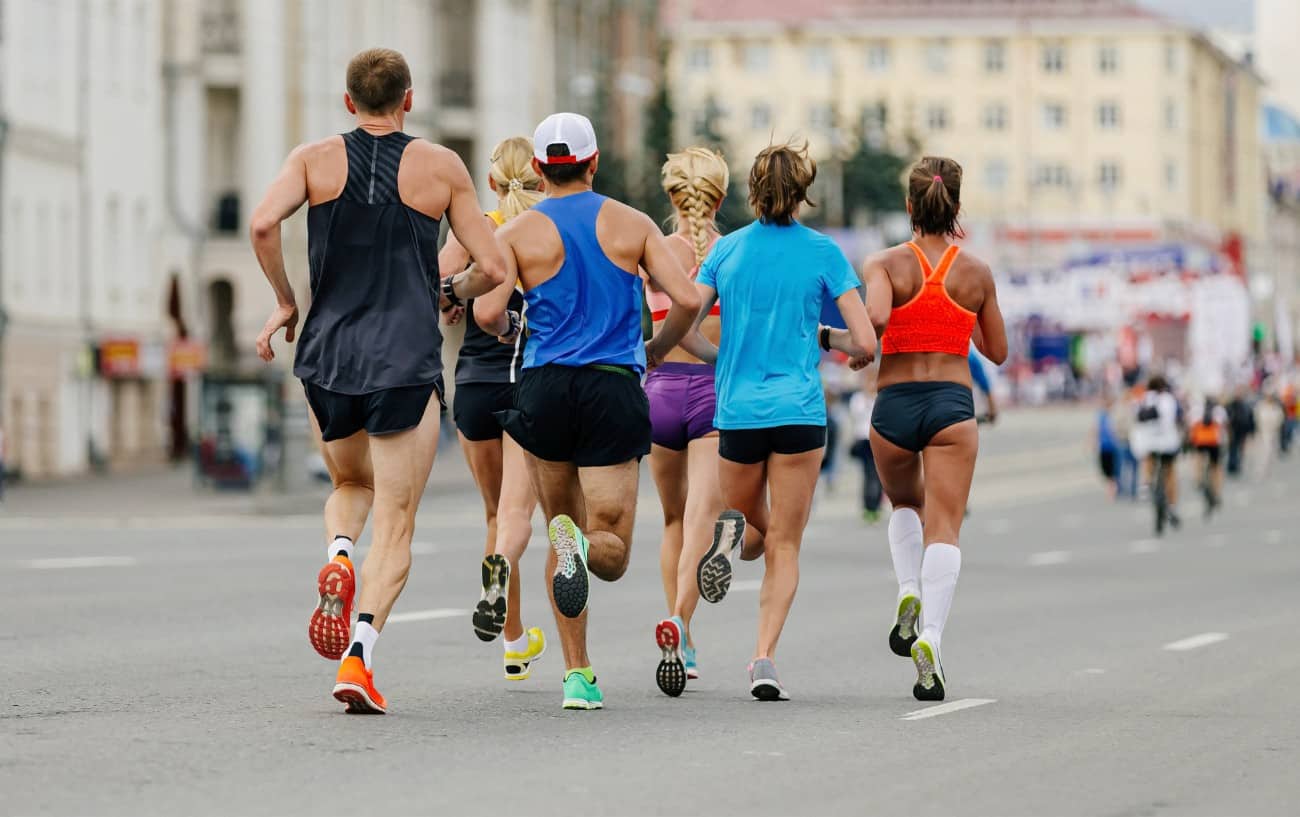 Un grupo de corredores que corren una carrera en ruta: ¿qué tan rápido corre el ser humano promedio? 