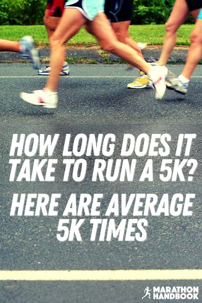 Las piernas de unos corredores, en una carretera, con el texto '¿Cuánto se tarda en correr 5k?  Aquí están los tiempos promedio de 5k y el 'Manual de maratón'.