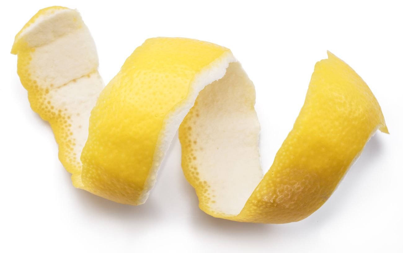 Una cáscara de limón. 