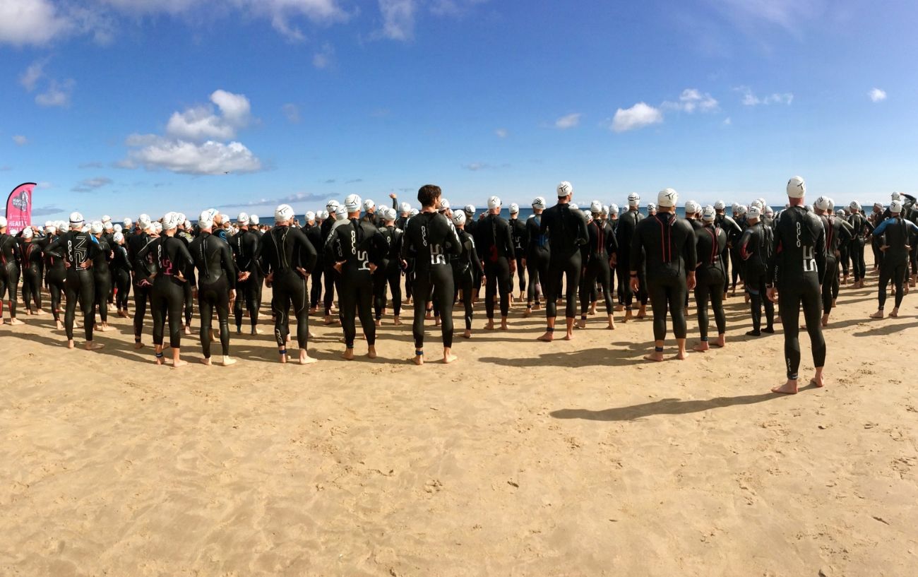 Nadadores esperando para comenzar su Ironman.