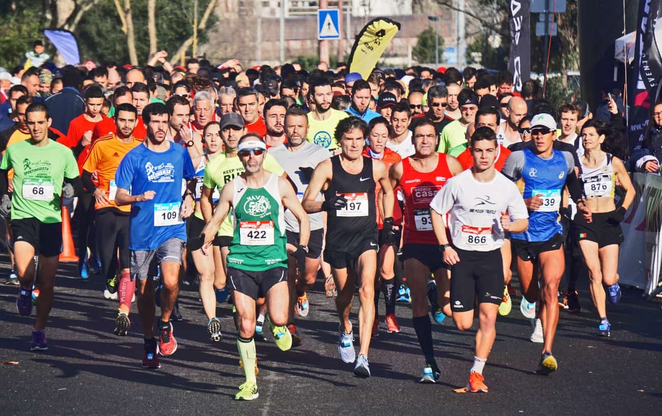 Un gran grupo de personas corriendo un maratón.