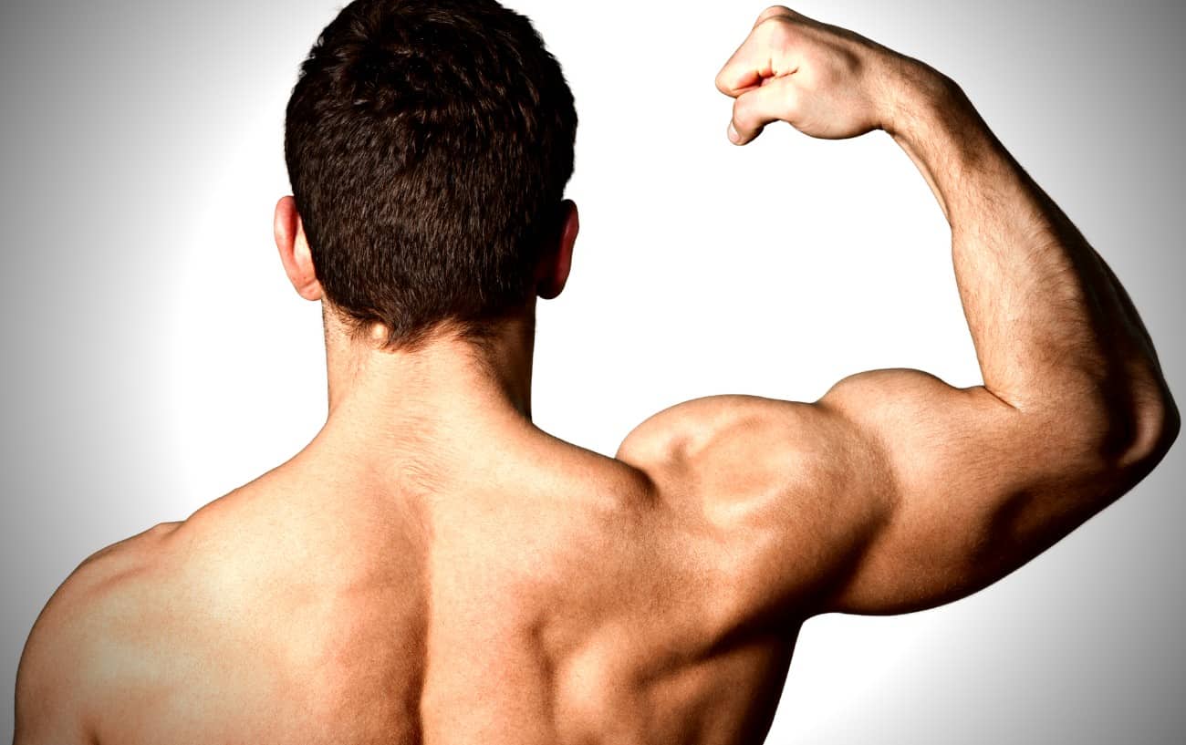 Una persona flexionando su bíceps. 