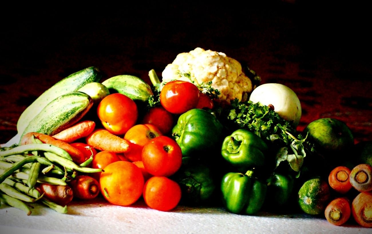 Una variedad de frutas y verduras crudas. 
