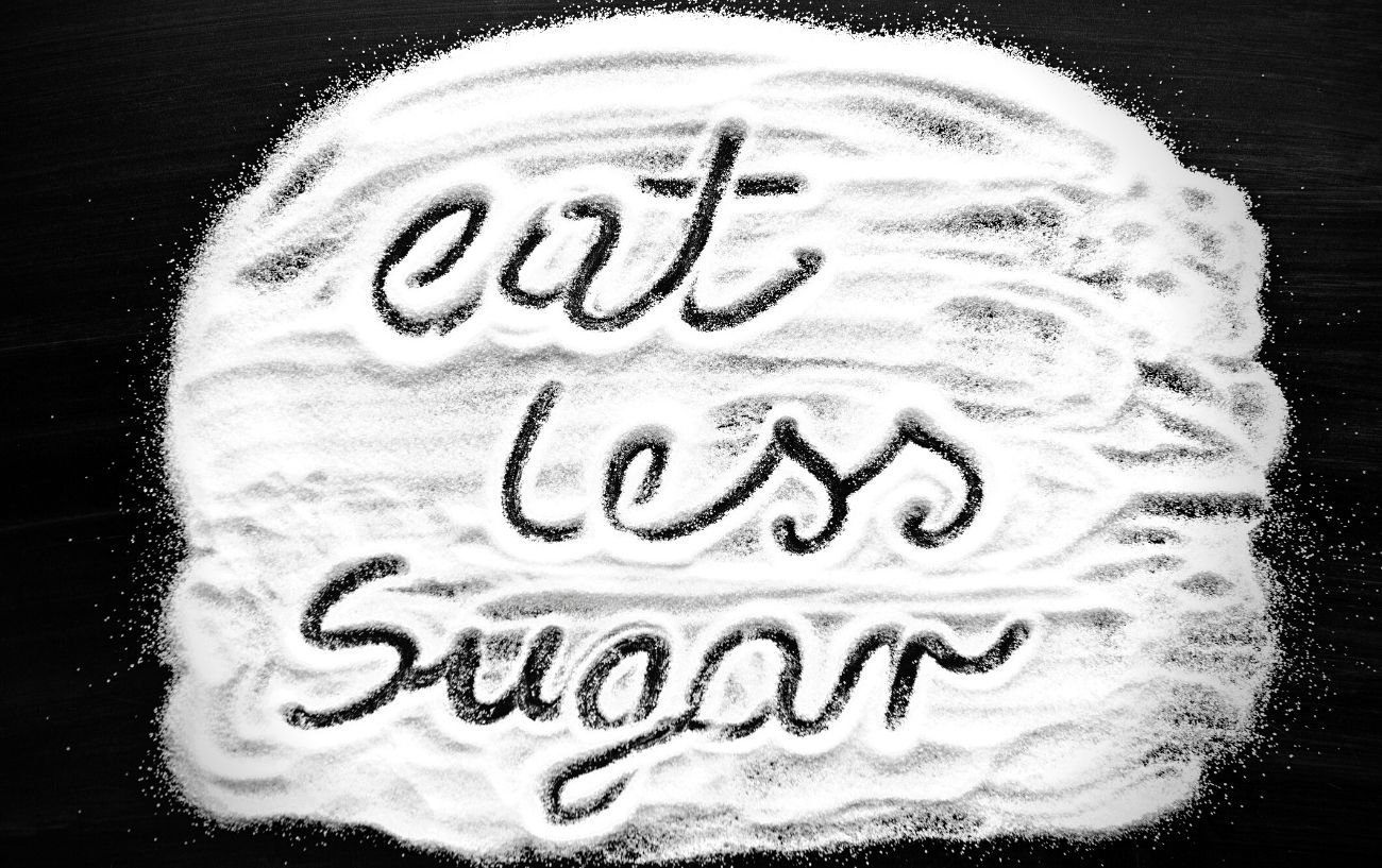 "comer menos azúcar" escrito en azúcar.