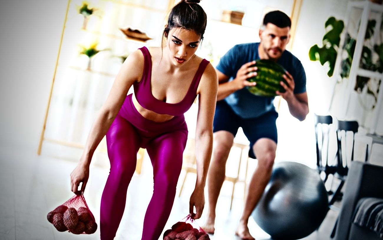 Gente haciendo ejercicio en casa llevando fruta al peso.