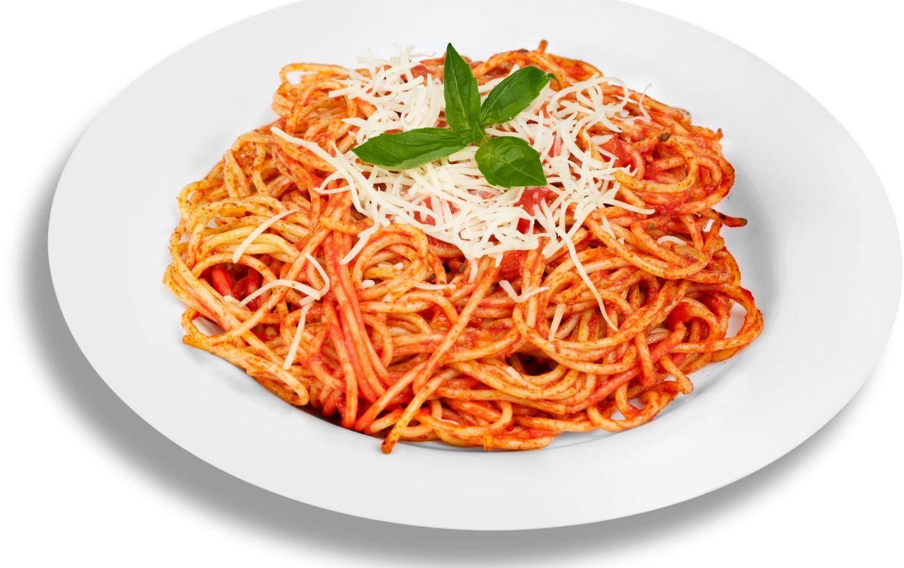 Un plato de espaguetis y salsa de tomate.