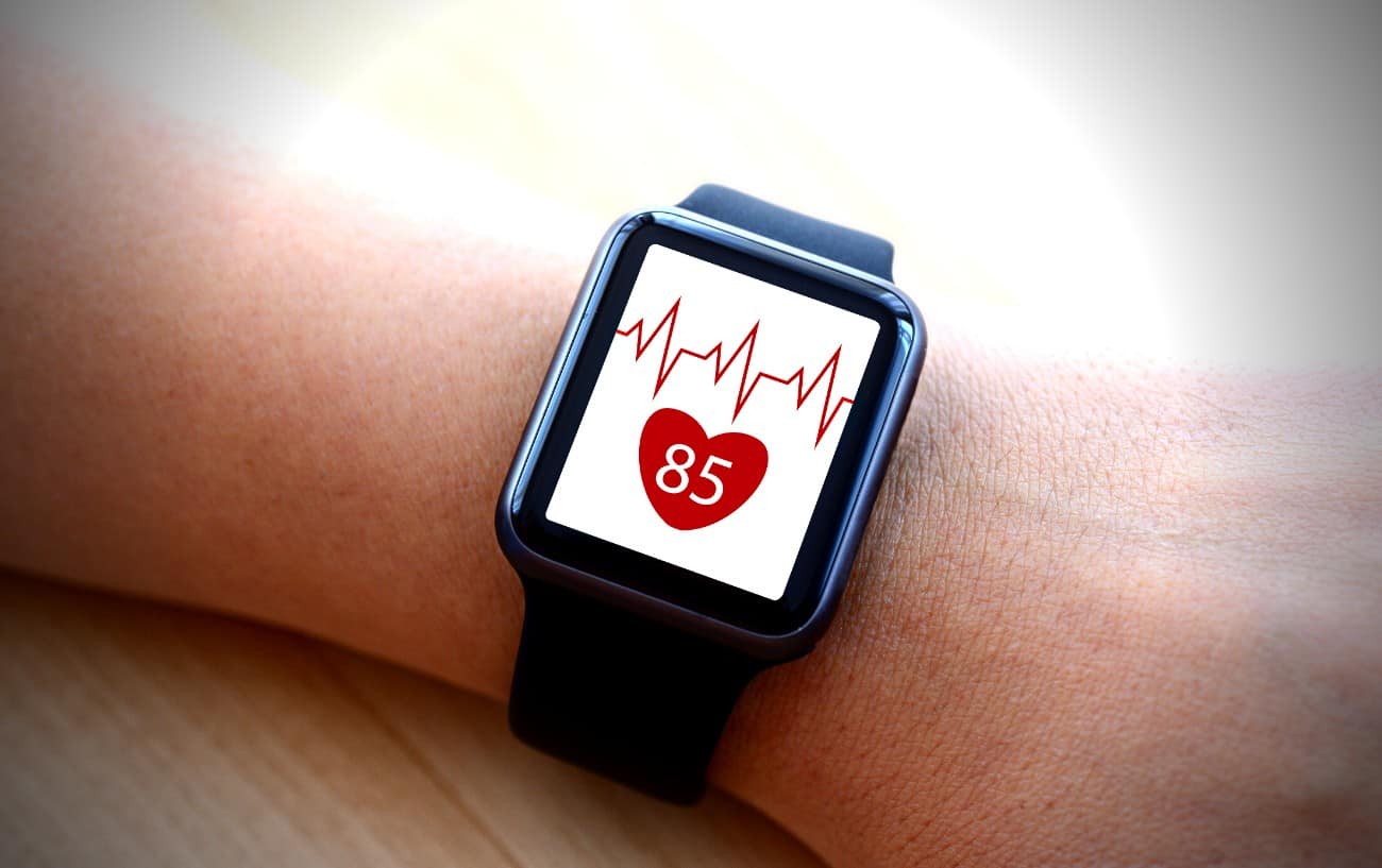 Un reloj de seguimiento de actividad física que mide una frecuencia cardíaca de 85 lpm.